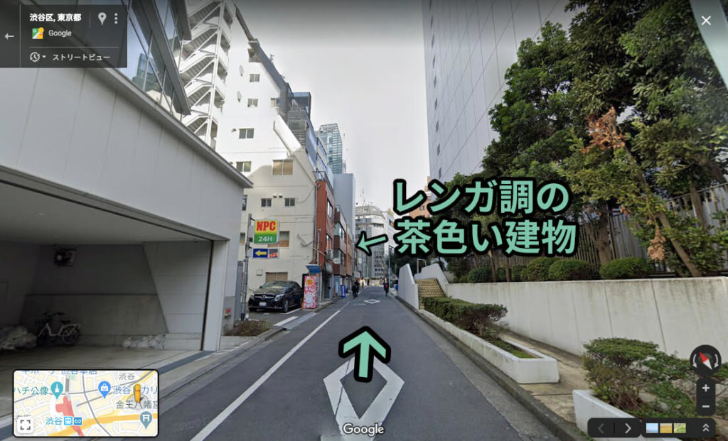 しばらく進むと、レンガ調の茶色い建物が並んでるのが見えてくる